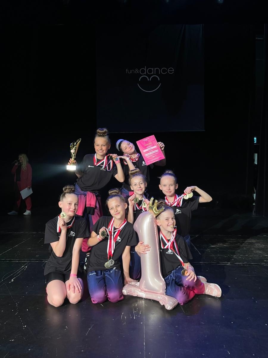 Zdjęcie w galerii na portalu naszwodzislaw.com: 20 medali dla zespołu Miraż w Mysłowicach wiadomości z regionu