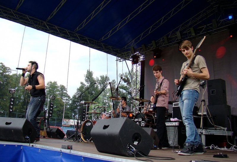 Zdjęcie w galerii na portalu naszwodzislaw.com: Farna śpiewała w krawacie od fanów wiadomości z regionu