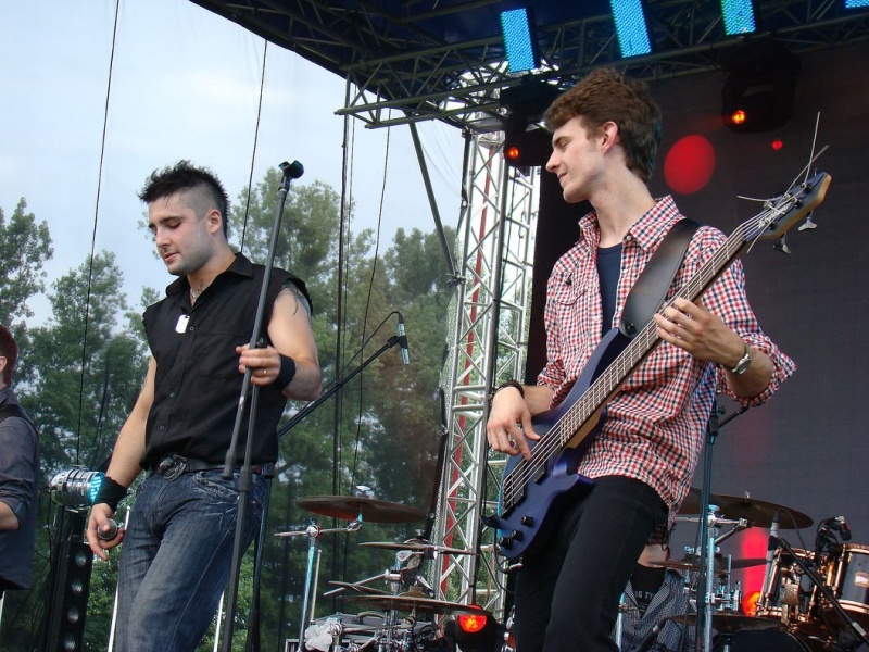 Zdjęcie w galerii na portalu naszwodzislaw.com: Farna śpiewała w krawacie od fanów wiadomości z regionu