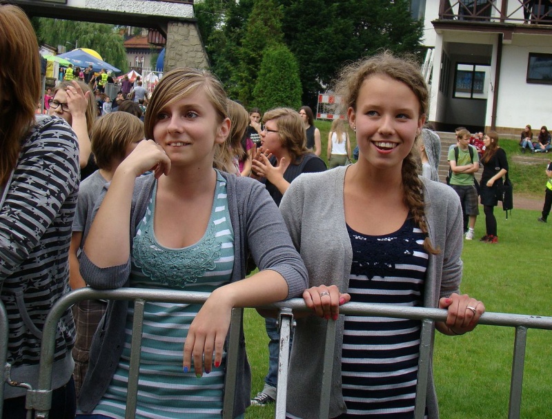 Zdjęcie w galerii na portalu naszwodzislaw.com: Farna śpiewała w krawacie od fanów wiadomości z regionu