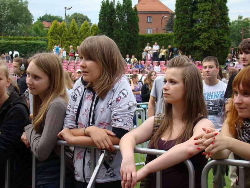 Zdjęcie w galerii na portalu naszwodzislaw.com: Farna śpiewała w krawacie od fanów wiadomości z regionu