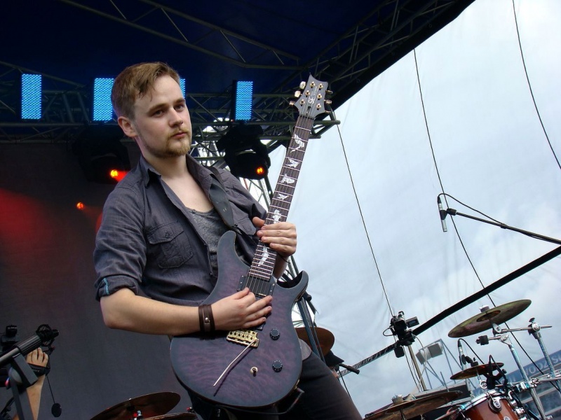 Zdjęcie w galerii na portalu naszwodzislaw.com: Farna śpiewała w krawacie od fanów wiadomości z regionu