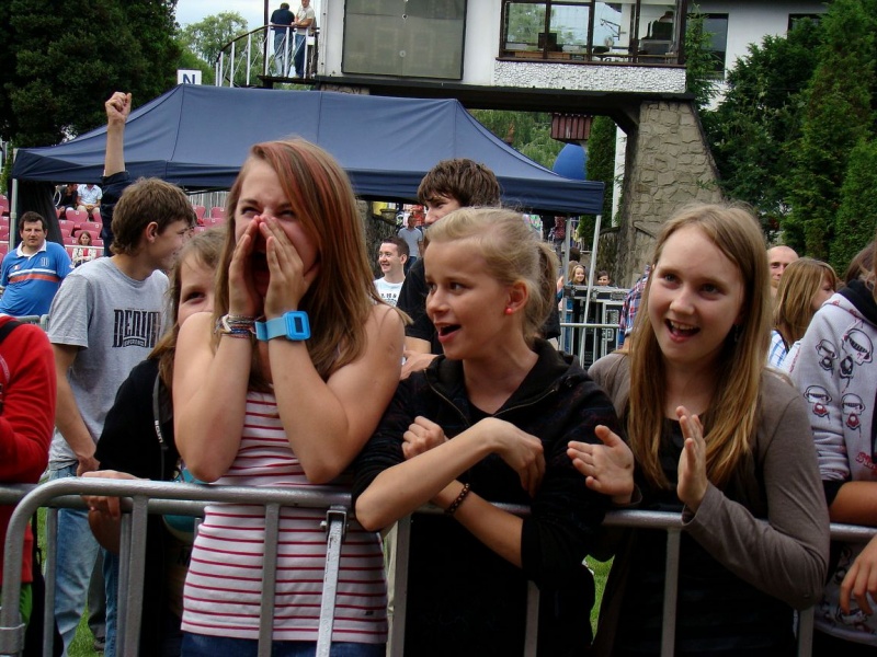 Zdjęcie w galerii na portalu naszwodzislaw.com: Farna śpiewała w krawacie od fanów wiadomości z regionu