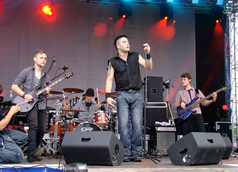 Zdjęcie w galerii na portalu naszwodzislaw.com: Farna śpiewała w krawacie od fanów wiadomości z regionu