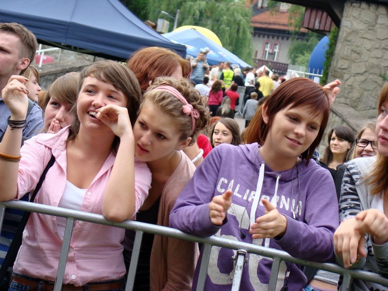 Zdjęcie w galerii na portalu naszwodzislaw.com: Farna śpiewała w krawacie od fanów wiadomości z regionu