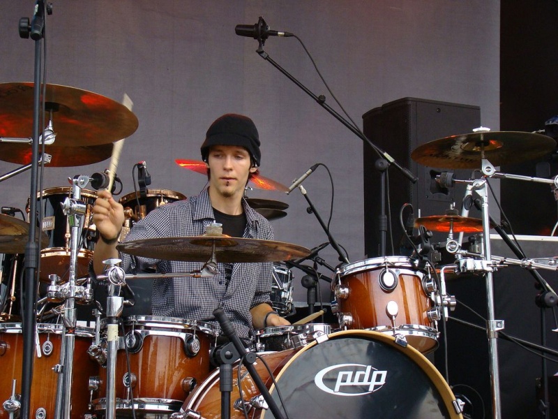 Zdjęcie w galerii na portalu naszwodzislaw.com: Farna śpiewała w krawacie od fanów wiadomości z regionu