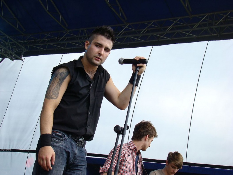 Zdjęcie w galerii na portalu naszwodzislaw.com: Farna śpiewała w krawacie od fanów wiadomości z regionu