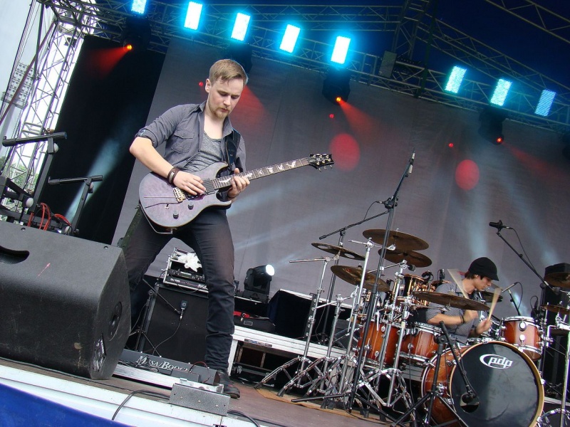 Zdjęcie w galerii na portalu naszwodzislaw.com: Farna śpiewała w krawacie od fanów wiadomości z regionu