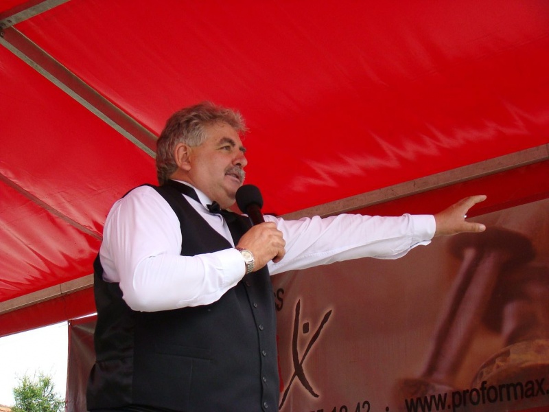 Zdjęcie w galerii na portalu naszwodzislaw.com: Farna śpiewała w krawacie od fanów wiadomości z regionu