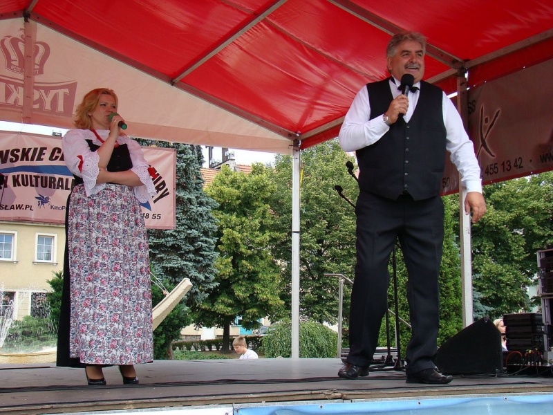 Zdjęcie w galerii na portalu naszwodzislaw.com: Farna śpiewała w krawacie od fanów wiadomości z regionu