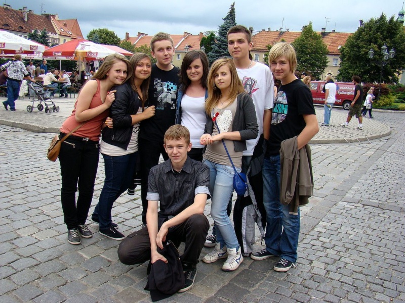 Zdjęcie w galerii na portalu naszwodzislaw.com: Farna śpiewała w krawacie od fanów wiadomości z regionu