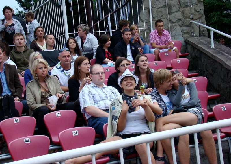 Zdjęcie w galerii na portalu naszwodzislaw.com: Farna śpiewała w krawacie od fanów wiadomości z regionu