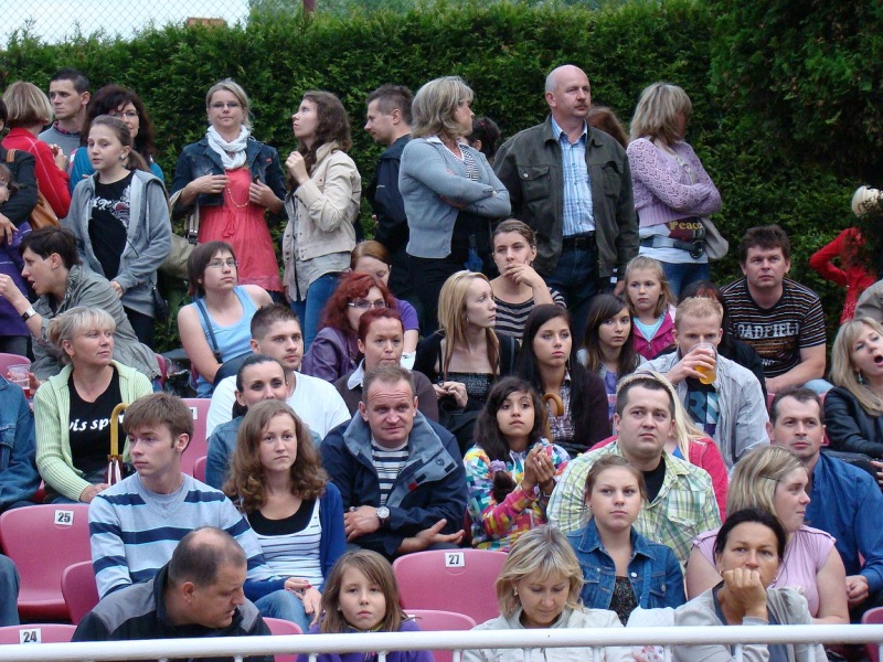 Zdjęcie w galerii na portalu naszwodzislaw.com: Farna śpiewała w krawacie od fanów wiadomości z regionu