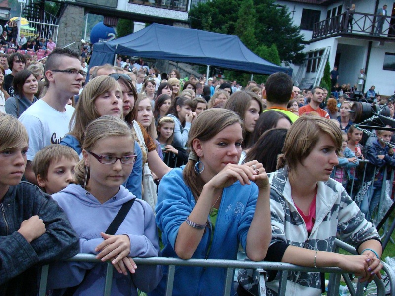 Zdjęcie w galerii na portalu naszwodzislaw.com: Farna śpiewała w krawacie od fanów wiadomości z regionu