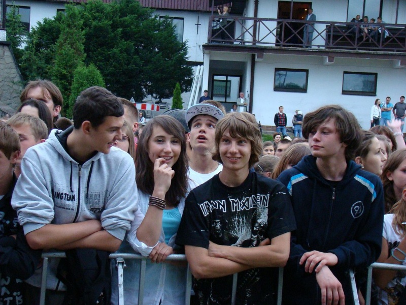 Zdjęcie w galerii na portalu naszwodzislaw.com: Farna śpiewała w krawacie od fanów wiadomości z regionu