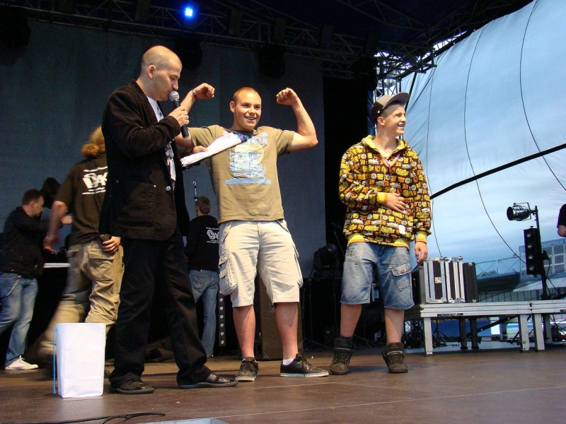 Zdjęcie w galerii na portalu naszwodzislaw.com: Farna śpiewała w krawacie od fanów wiadomości z regionu