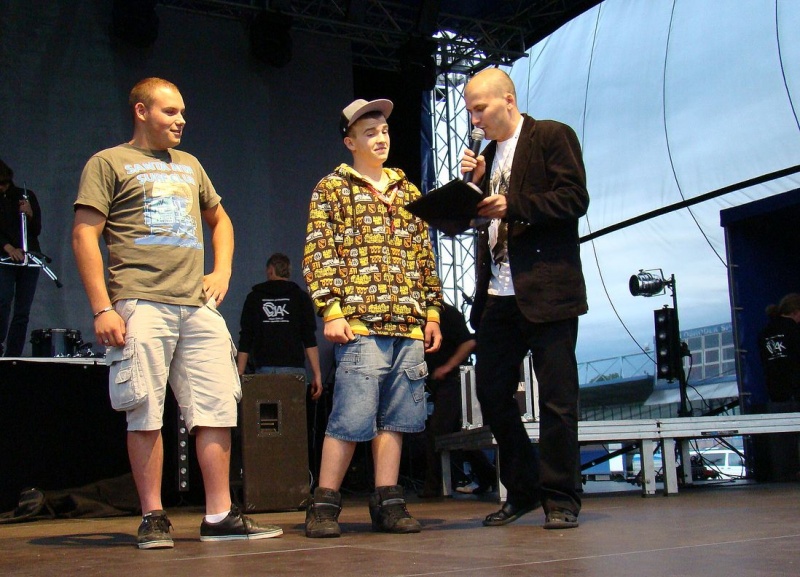 Zdjęcie w galerii na portalu naszwodzislaw.com: Farna śpiewała w krawacie od fanów wiadomości z regionu