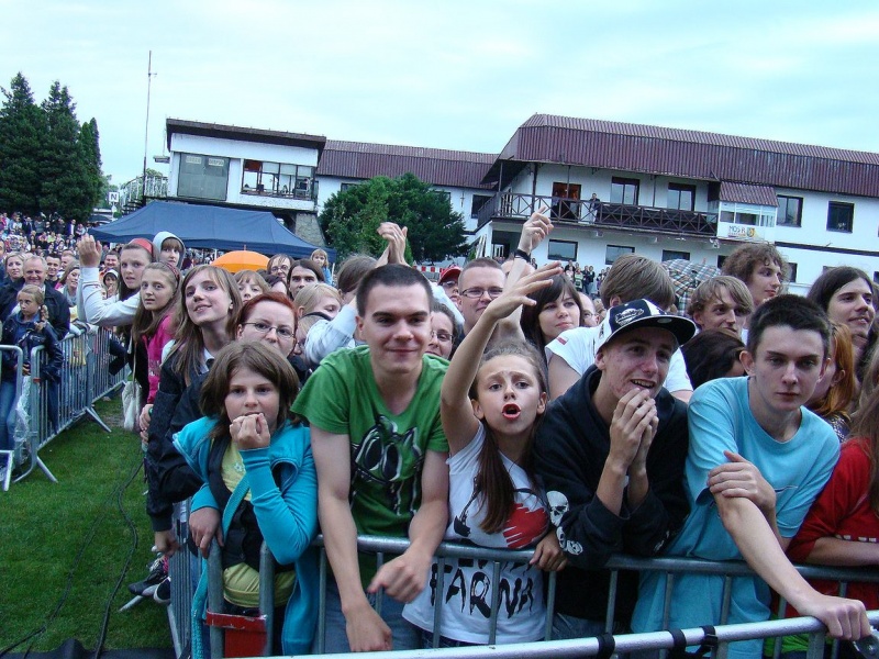 Zdjęcie w galerii na portalu naszwodzislaw.com: Farna śpiewała w krawacie od fanów wiadomości z regionu