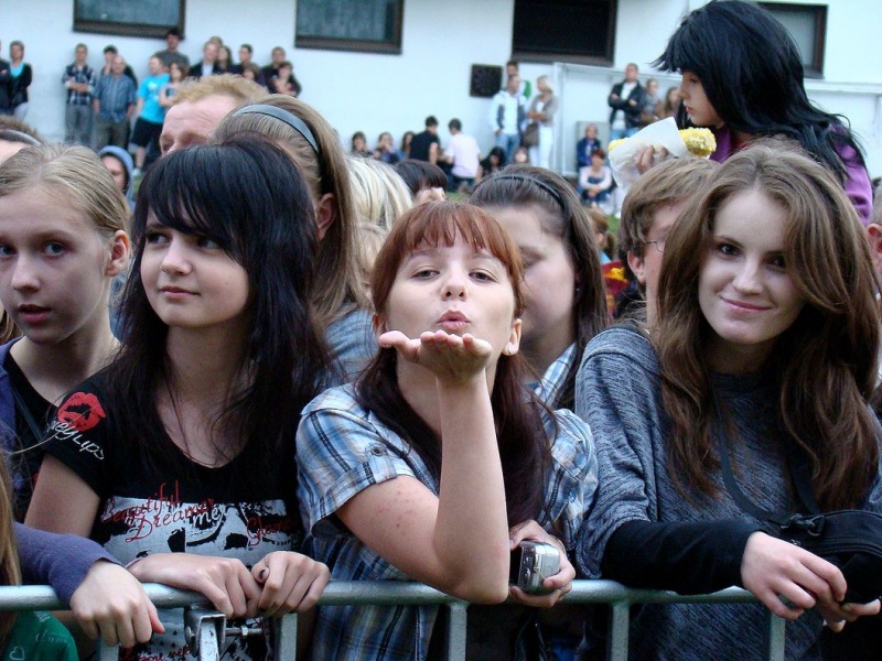 Zdjęcie w galerii na portalu naszwodzislaw.com: Farna śpiewała w krawacie od fanów wiadomości z regionu