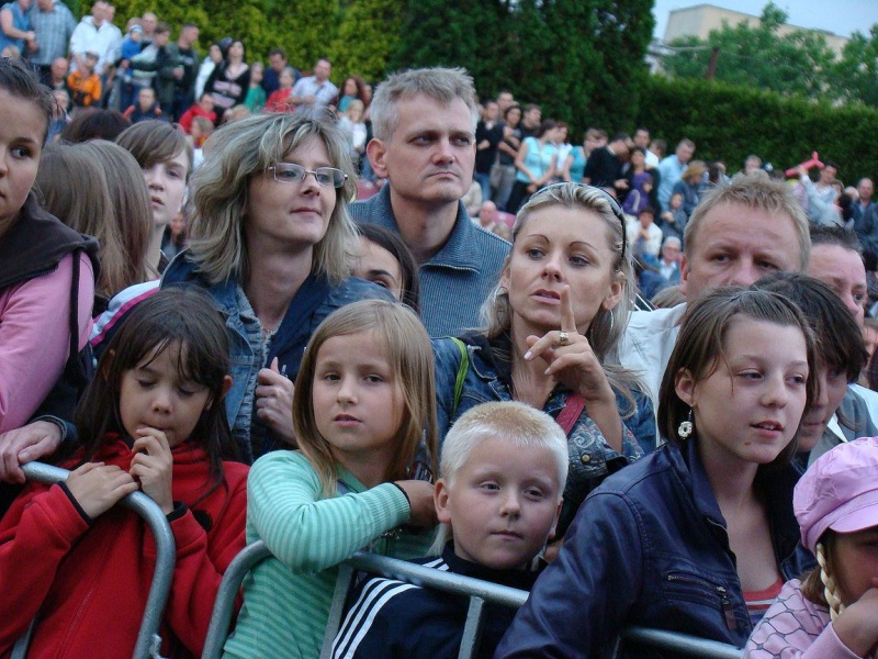 Zdjęcie w galerii na portalu naszwodzislaw.com: Farna śpiewała w krawacie od fanów wiadomości z regionu