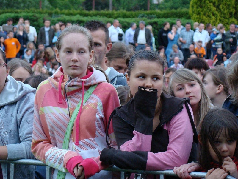 Zdjęcie w galerii na portalu naszwodzislaw.com: Farna śpiewała w krawacie od fanów wiadomości z regionu