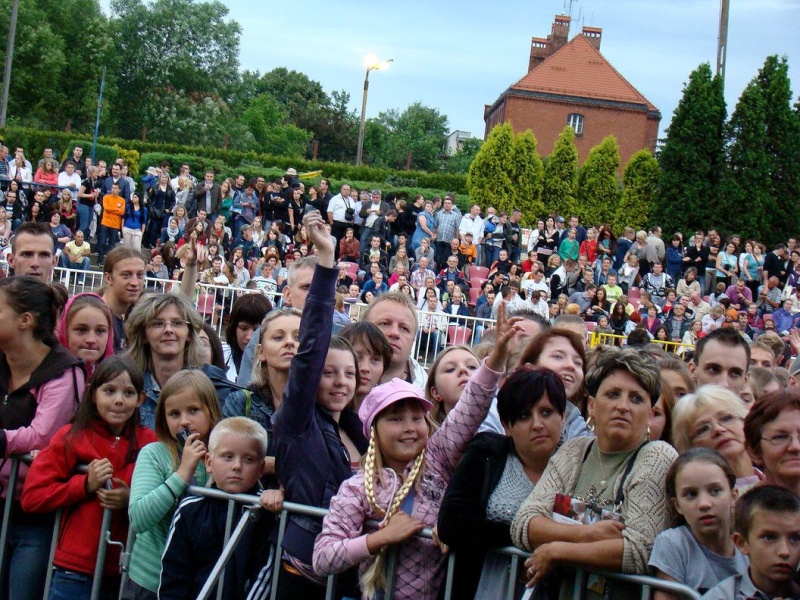 Zdjęcie w galerii na portalu naszwodzislaw.com: Farna śpiewała w krawacie od fanów wiadomości z regionu