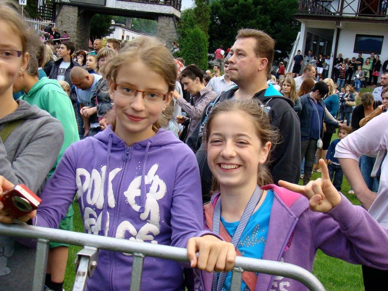 Zdjęcie w galerii na portalu naszwodzislaw.com: Farna śpiewała w krawacie od fanów wiadomości z regionu