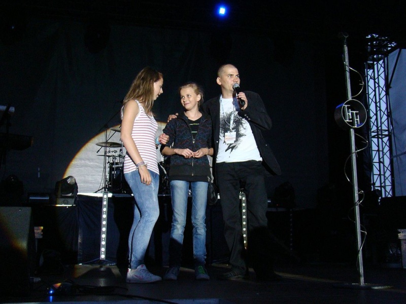 Zdjęcie w galerii na portalu naszwodzislaw.com: Farna śpiewała w krawacie od fanów wiadomości z regionu