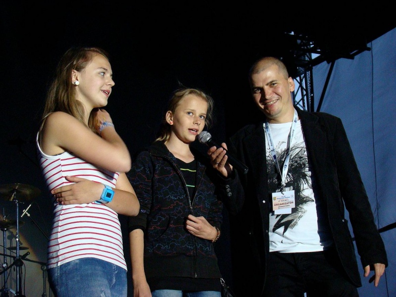 Zdjęcie w galerii na portalu naszwodzislaw.com: Farna śpiewała w krawacie od fanów wiadomości z regionu