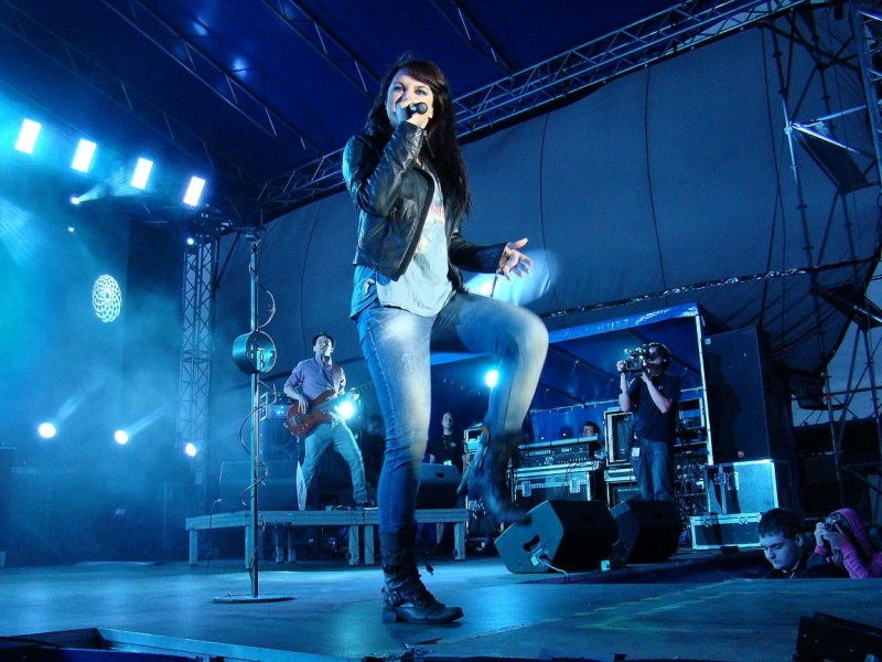 Zdjęcie w galerii na portalu naszwodzislaw.com: Farna śpiewała w krawacie od fanów wiadomości z regionu