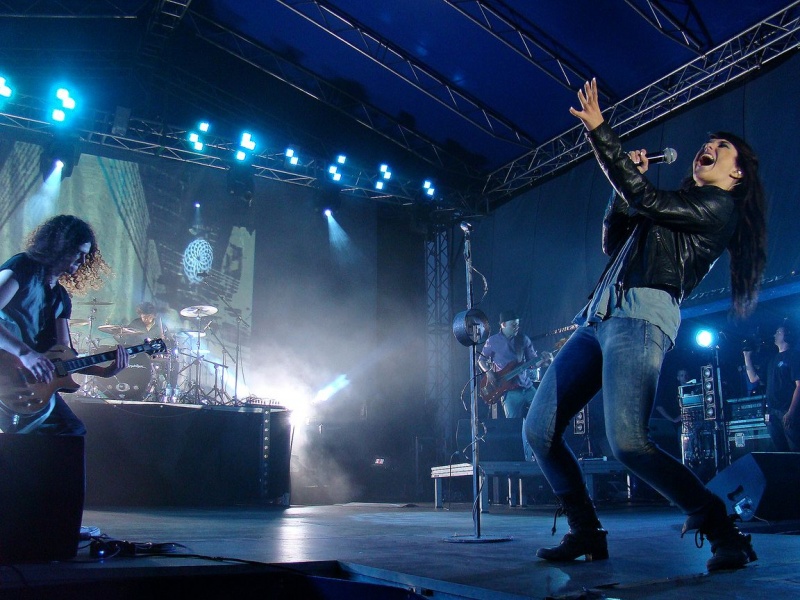 Zdjęcie w galerii na portalu naszwodzislaw.com: Farna śpiewała w krawacie od fanów wiadomości z regionu