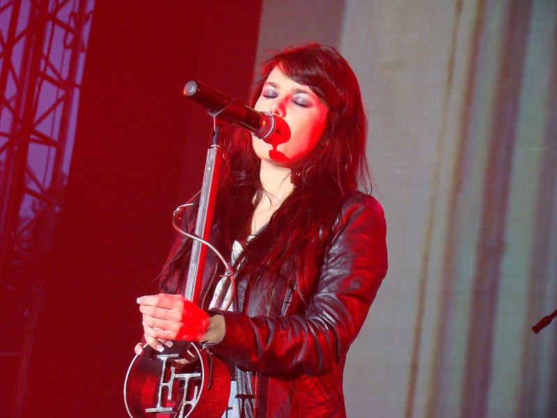 Zdjęcie w galerii na portalu naszwodzislaw.com: Farna śpiewała w krawacie od fanów wiadomości z regionu