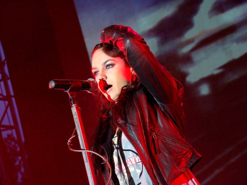 Zdjęcie w galerii na portalu naszwodzislaw.com: Farna śpiewała w krawacie od fanów wiadomości z regionu