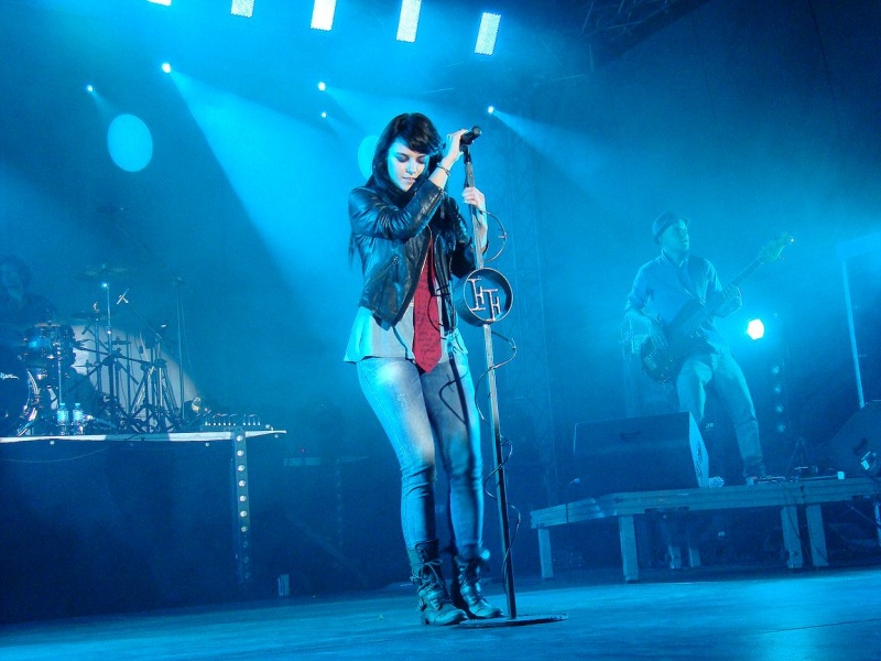 Zdjęcie w galerii na portalu naszwodzislaw.com: Farna śpiewała w krawacie od fanów wiadomości z regionu