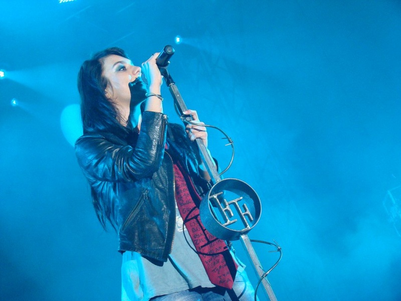 Zdjęcie w galerii na portalu naszwodzislaw.com: Farna śpiewała w krawacie od fanów wiadomości z regionu