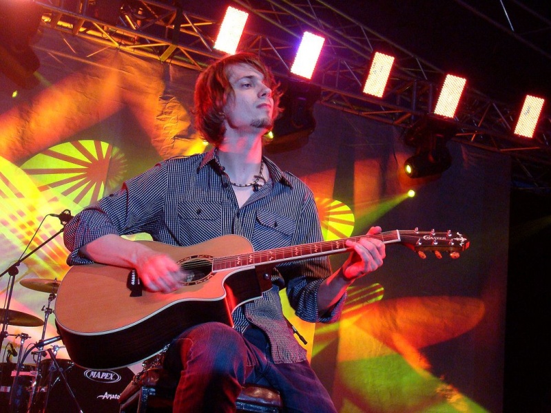 Zdjęcie w galerii na portalu naszwodzislaw.com: Farna śpiewała w krawacie od fanów wiadomości z regionu