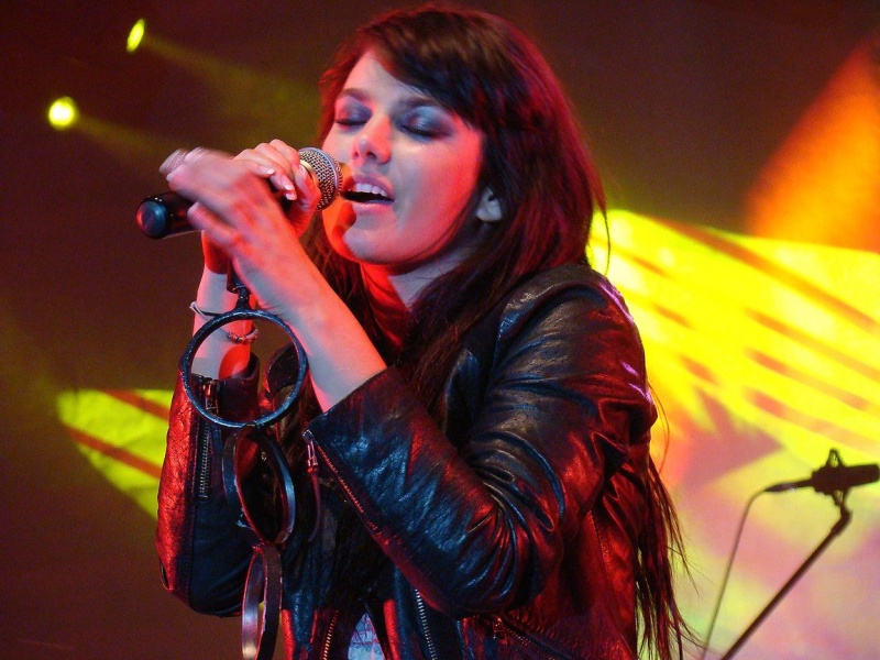 Zdjęcie w galerii na portalu naszwodzislaw.com: Farna śpiewała w krawacie od fanów wiadomości z regionu