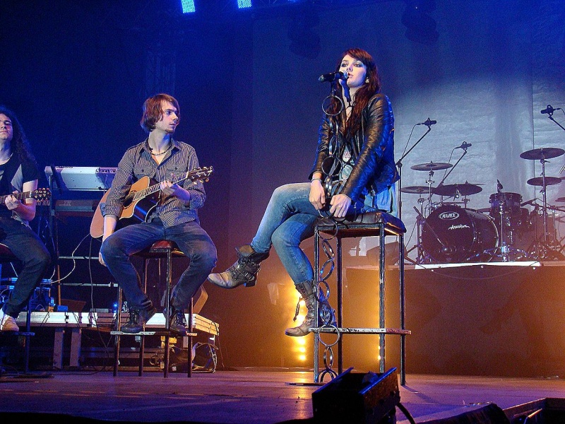 Zdjęcie w galerii na portalu naszwodzislaw.com: Farna śpiewała w krawacie od fanów wiadomości z regionu