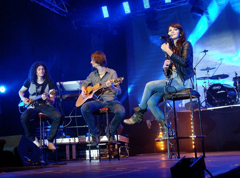 Zdjęcie w galerii na portalu naszwodzislaw.com: Farna śpiewała w krawacie od fanów wiadomości z regionu