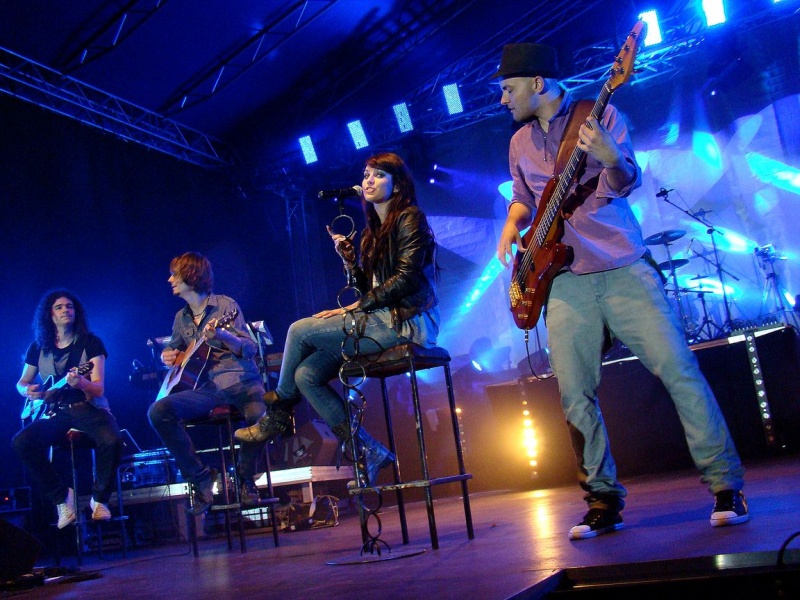 Zdjęcie w galerii na portalu naszwodzislaw.com: Farna śpiewała w krawacie od fanów wiadomości z regionu