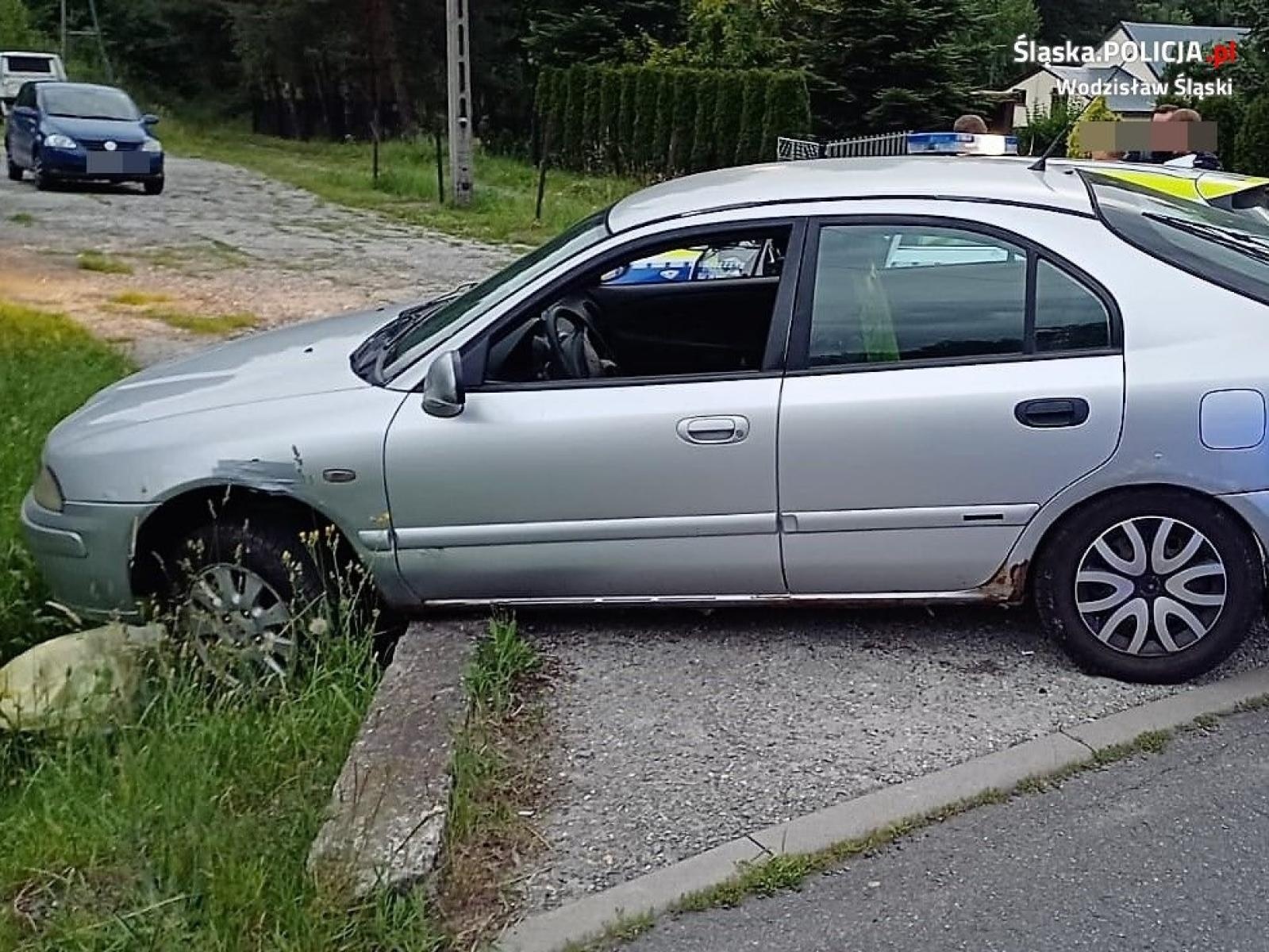 Zdjęcie w galerii na portalu naszwodzislaw.com: Wjechał w betonowy murek. Szybko ustalono przyczynę wiadomości z regionu