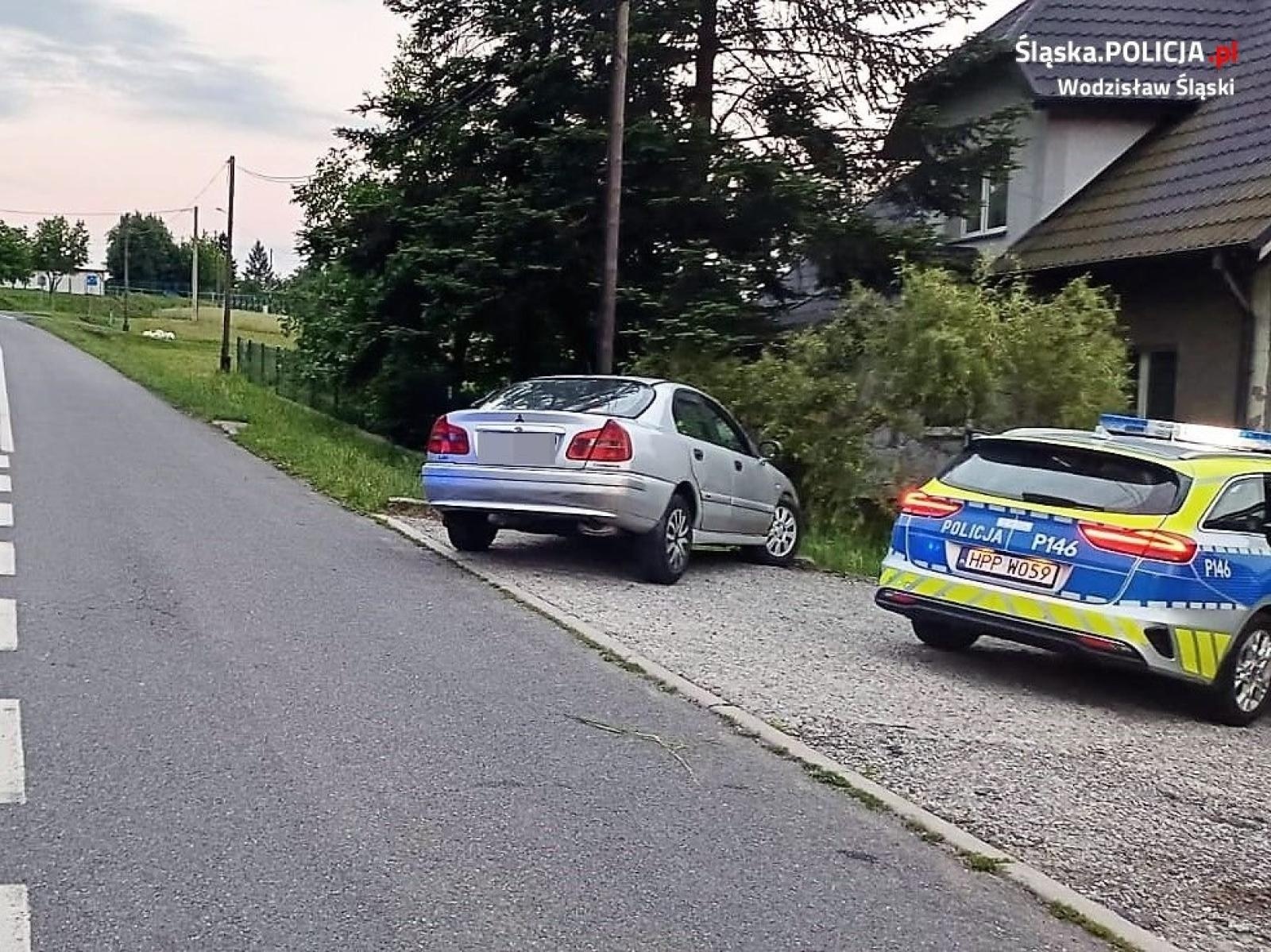 Zdjęcie w galerii na portalu naszwodzislaw.com: Wjechał w betonowy murek. Szybko ustalono przyczynę wiadomości z regionu