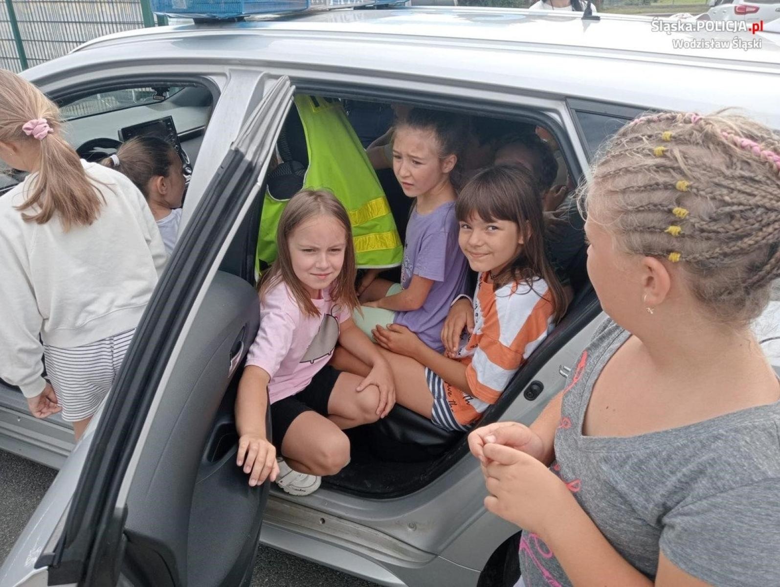 Zdjęcie w galerii na portalu naszwodzislaw.com: Policjanci z Gorzyc na dniu dziecka w Czyżowicach wiadomości z regionu