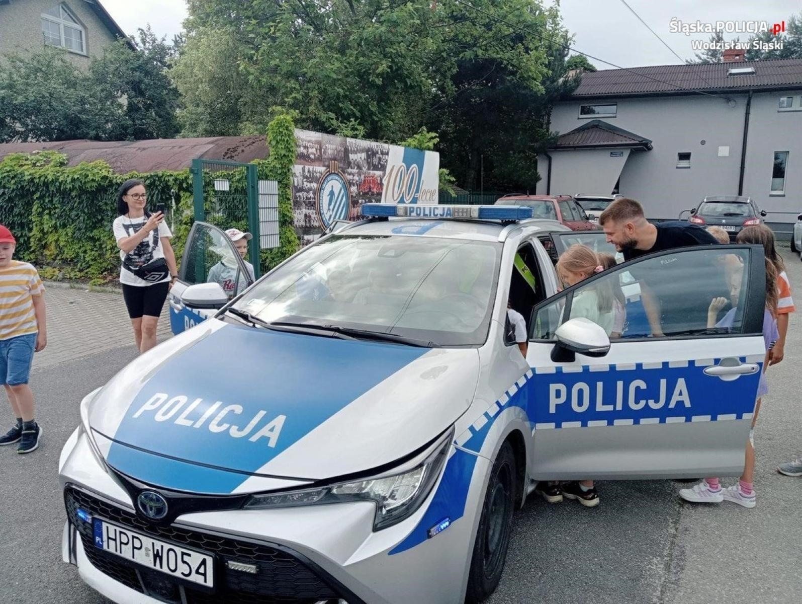 Zdjęcie w galerii na portalu naszwodzislaw.com: Policjanci z Gorzyc na dniu dziecka w Czyżowicach wiadomości z regionu