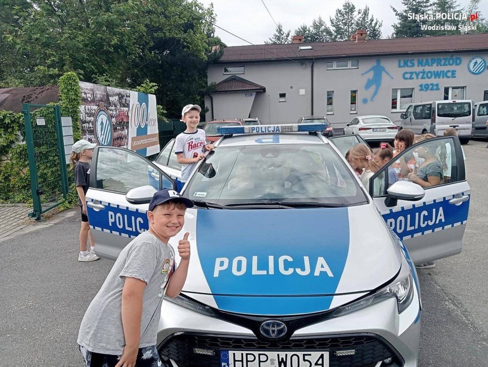 Zdjęcie w galerii na portalu naszwodzislaw.com: Policjanci z Gorzyc na dniu dziecka w Czyżowicach wiadomości z regionu