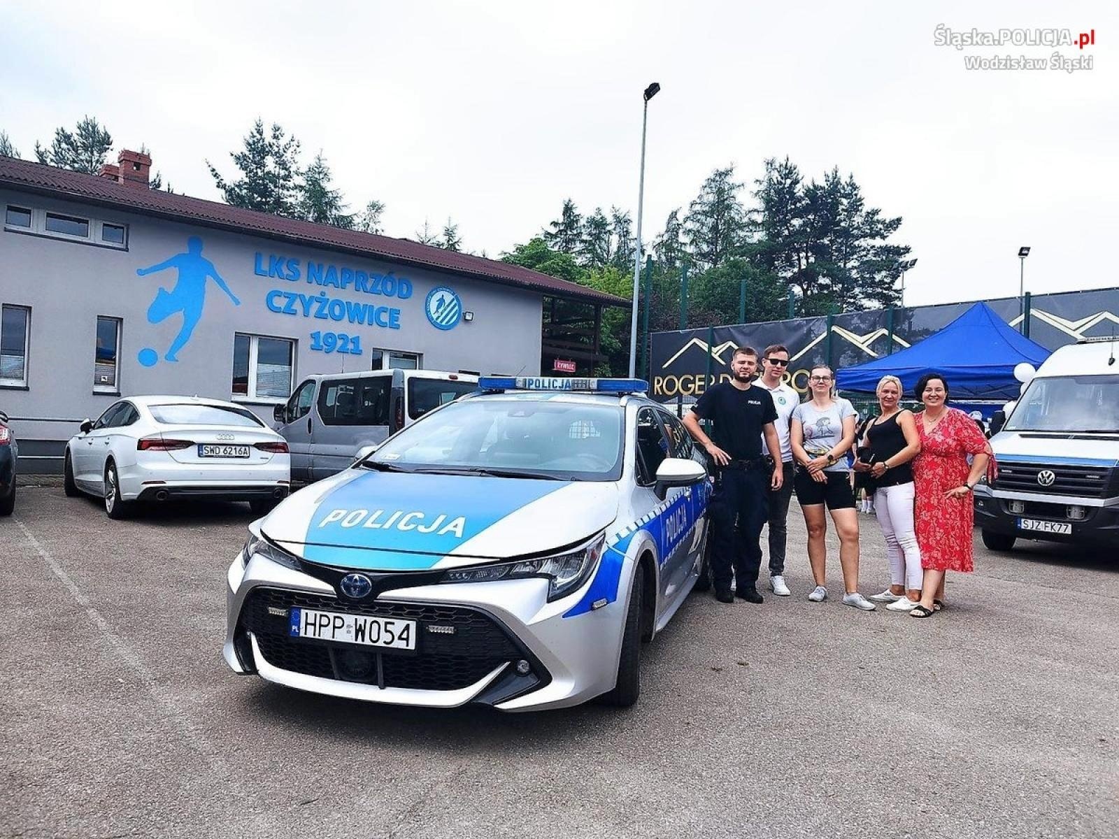 Zdjęcie w galerii na portalu naszwodzislaw.com: Policjanci z Gorzyc na dniu dziecka w Czyżowicach wiadomości z regionu