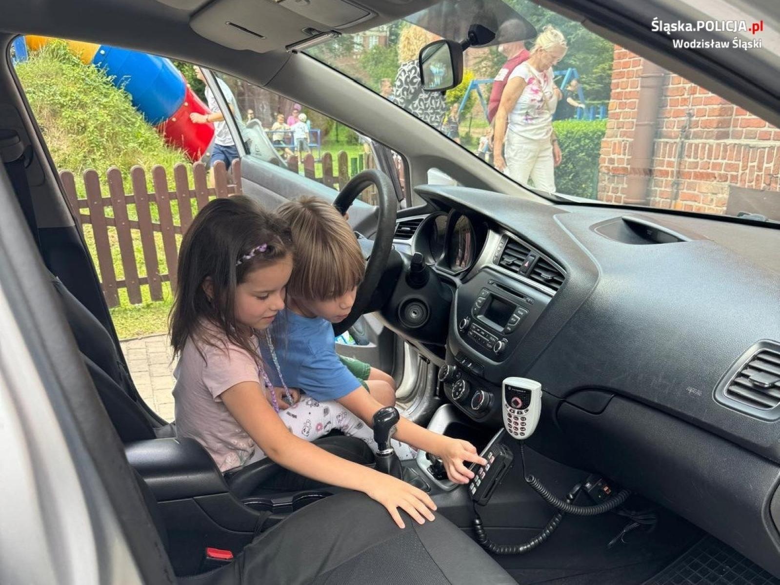 Zdjęcie w galerii na portalu naszwodzislaw.com: Festyn rodzinny z udziałem radlińskich dzielnicowych wiadomości z regionu