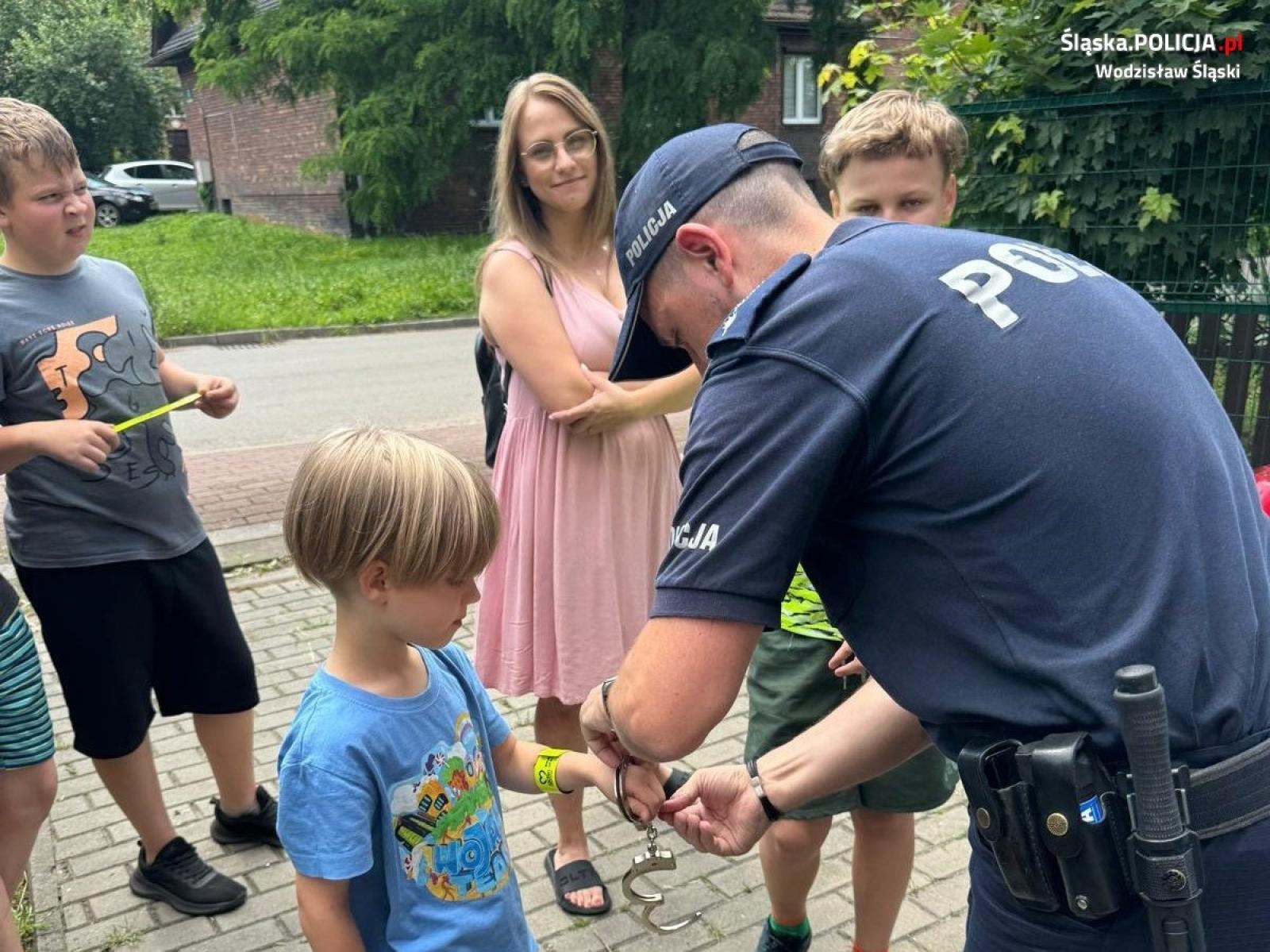 Zdjęcie w galerii na portalu naszwodzislaw.com: Festyn rodzinny z udziałem radlińskich dzielnicowych wiadomości z regionu