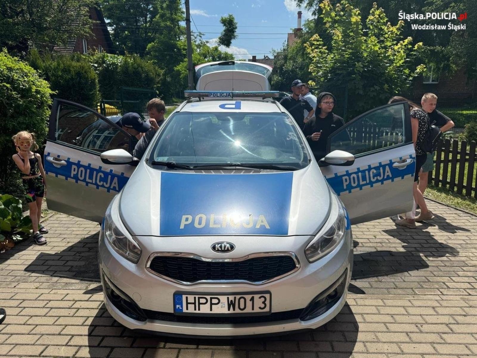 Zdjęcie w galerii na portalu naszwodzislaw.com: Festyn rodzinny z udziałem radlińskich dzielnicowych wiadomości z regionu