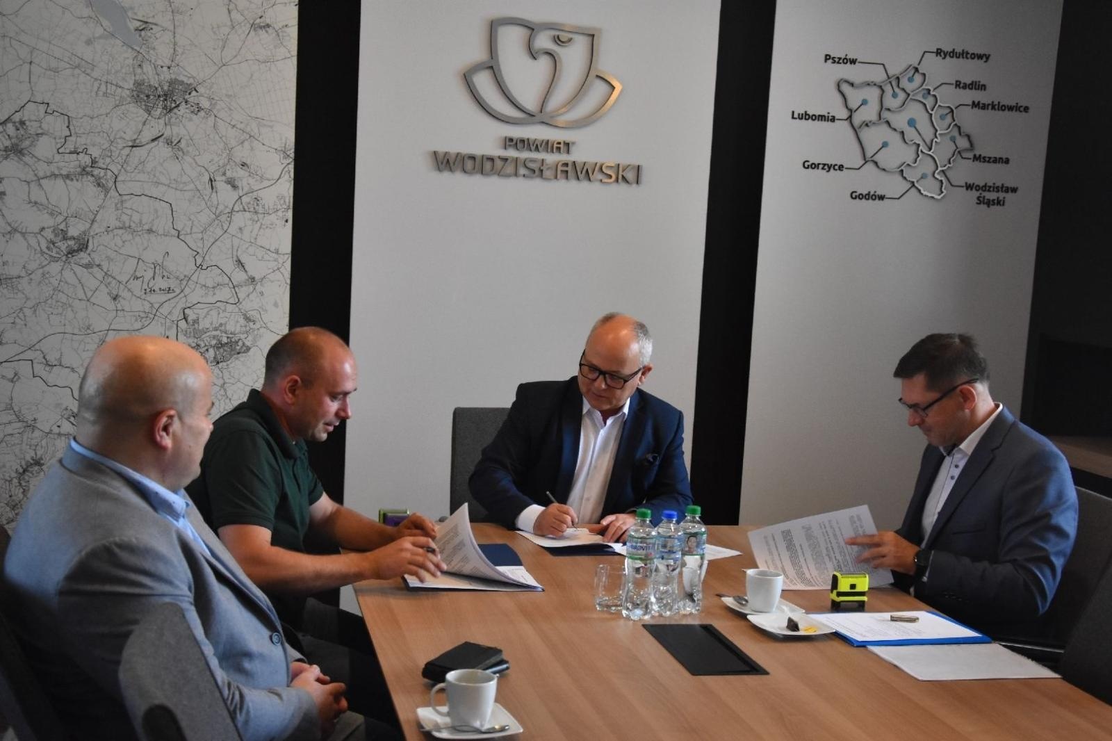 Zdjęcie w galerii na portalu naszwodzislaw.com: Droga między Olzą i Uchylskiem zostanie przebudowana. Podpisano umowę wiadomości z regionu